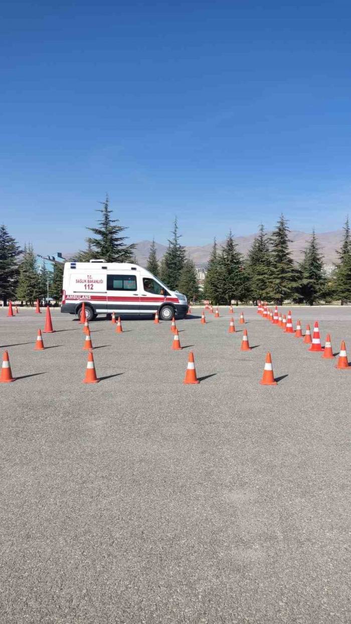 Niğde’de Uygulamalı Ambulans Sürüş Güvenliği Eğitimi Verildi