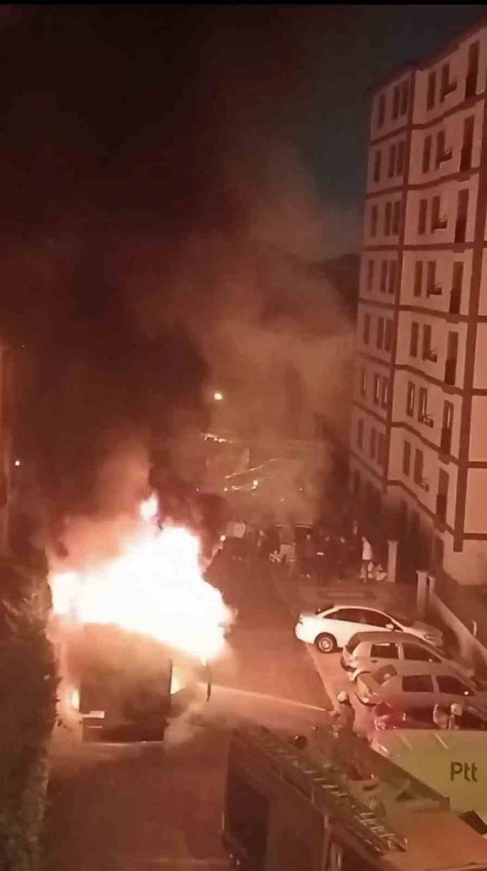 Pendik’te Park Halindeki Kamyon Alev Alev Yandı