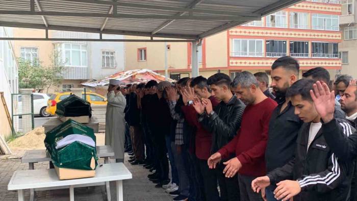 Kavga Sırasında Vurularak Hayatını Kaybeden Hamile Kadın Toprağa Verildi