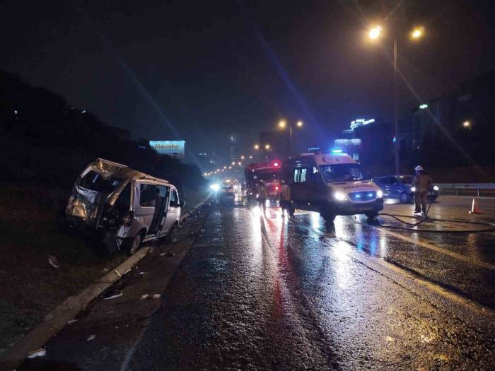 Tem Otoyolu’nda İett Otobüsü Park Halindeki Minibüse Çarptı: 2 Yaralı