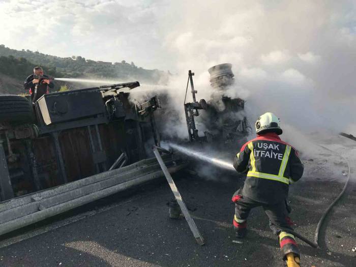 Uşak’ta Yanan Tırın Sürücüsü Viyadükten Düşerek Hayatını Kaybetti
