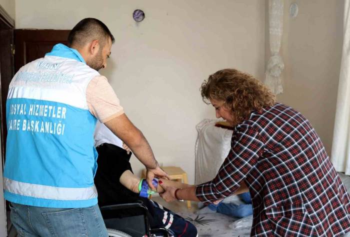 Van’da Engelli Vatandaşlara Medikal Malzeme Desteği