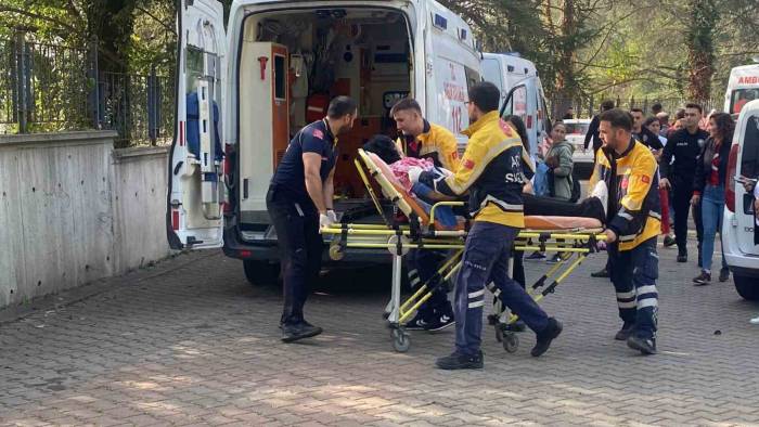 29 Ekim Kutlamasında Üç Veli Meşalenin Aleviyle Yaralandı