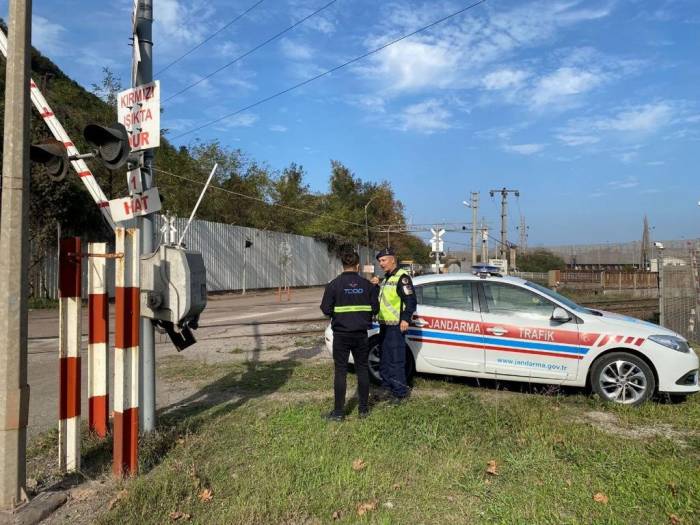 Jandarma Hemzemin Geçitleri Denetledi
