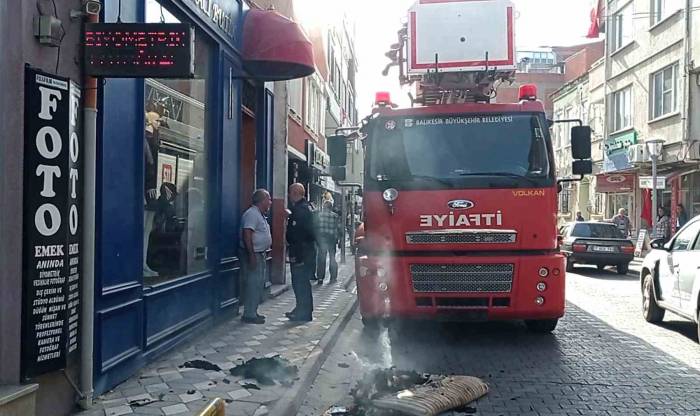 Edremit’te Çıkan Yangında Bayılan Adamı Esnaf Kurtardı