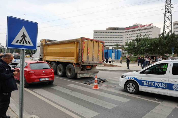 Yolun Karşısına Geçerken Kamyonun Çarptığı Yaşlı Adam Öldü