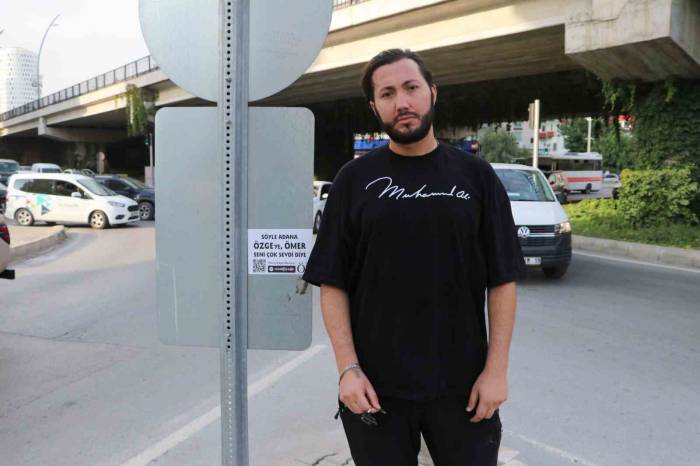 Sevgilisine Kendisini Affettirmek İsteyen Gencin Astığı İlan Görenleri Şaşırttı