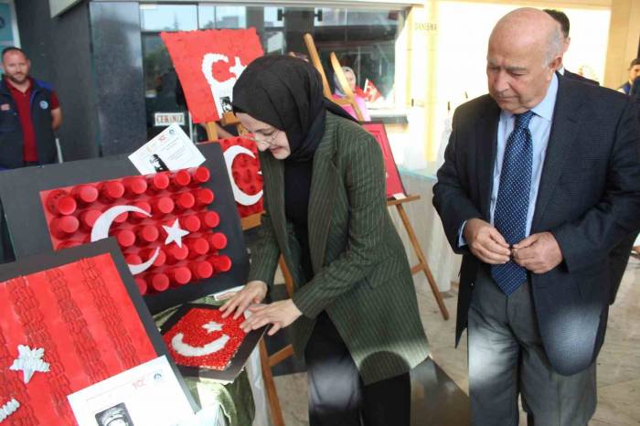 Öğrenciler 100. Yıl İçin Geri Dönüşüm Malzemeleri İle Hazırladıkları 100 Bayrağı Savaş Kahramanlarına Adadı