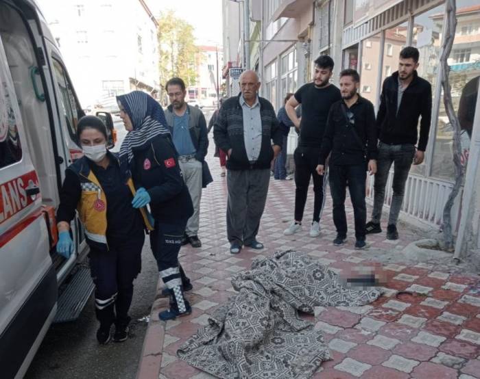 Balkondan Düşen Yaşlı Adamın Feci Ölümü Kamerada