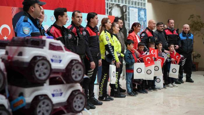 Çocukların Oyuncak Polis Aracı Mutluluğu
