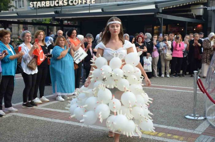 Meme Kanserine Dikkat Çekmek İçin ’kanserojen’ Kostümlü Defile