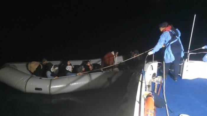 Yunan Unsurlarınca Ölüme Terk Edilen 77 Kaçak Göçmen Kurtarıldı, Yurt Dışına Kaçmaya Çalışan 1 Kişi Yakalandı
