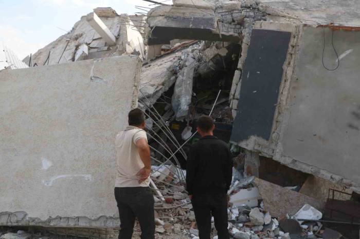 Yıkım Esnasında Bina Çöktü, Operatör Ölümden Döndü