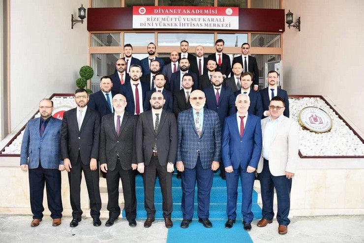 diyanet-akademisi-rize-muftu-yusuf-karali-dini-yuksek-ihtisas-merkezi-muduru-dr-seyit-badir-4-donem-asere-takrib-kursunun-icazet-merasiminin-04-kasim-cumartesi-gunu-yapilacagini-kaydetti-1.jpg