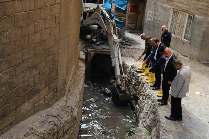 Hakkari’deki Dere Yataklarında Çevre Temizliği Başlatıldı