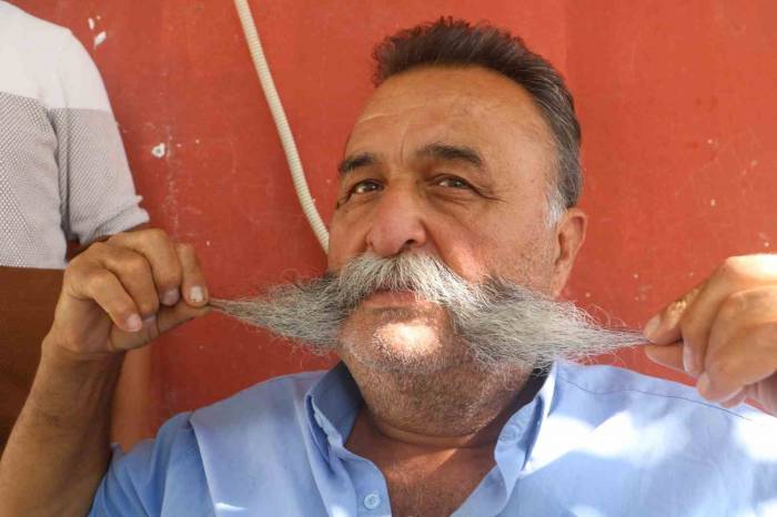 40 Santimlik Bıyığıyla Tanınan Adam, 20 Yıldır Bıyıklarına Jilet Sürmedi