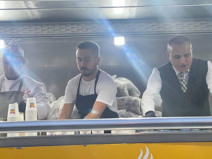 Zeytinburnu’nda Güne Sıcak Çorba İkramı İle Başlıyorlar