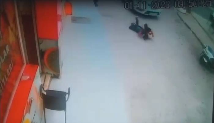 Şakalaşan Çocuklar Otomobilin Altında Kaldı: Korkunç Kaza Kamerada