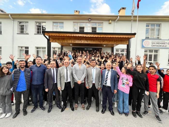 Kayserispor’lu Futbolcu Kolovetsios’tan Öğrencilere Giyim Yardımı