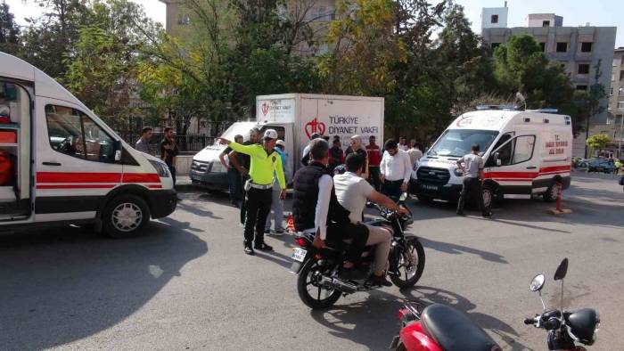 Kilis’te Kamyonet İle Motosiklet Çarpıştı: 3 Yaralı