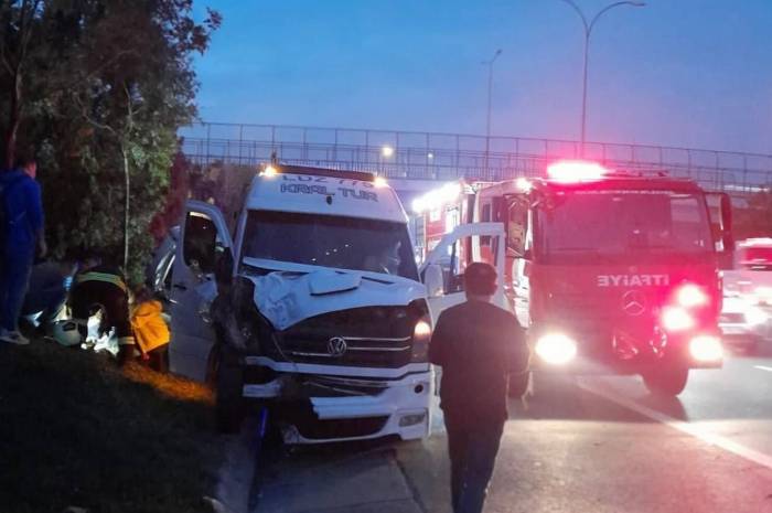 Kocaeli’de İşçi Servisi İle Otomobil Çarpıştı: 14 Yaralı