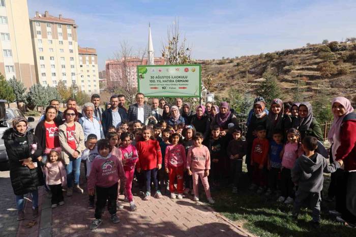 Başkan Savran, Öğrenciler İle Birlikte Fidan Dikti