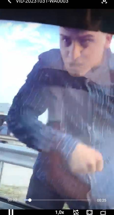 Ümraniye’de Trafik Magandası Korna Çalan Aracı Böyle Yumrukladı