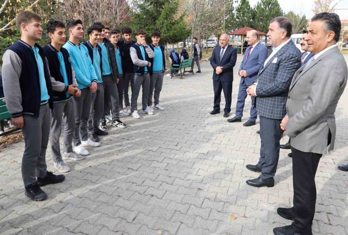 Vali Eldivan Fen Lisesini Ziyaret Etti