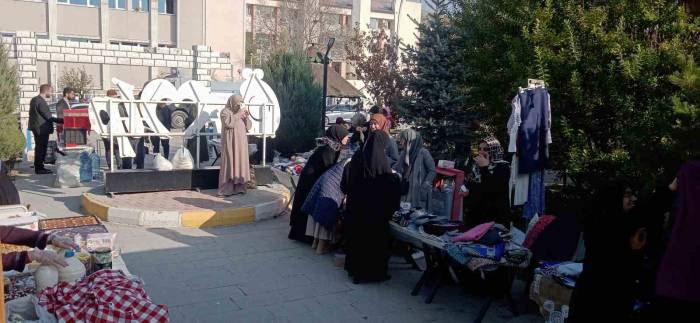 Gazze Yararına Hayır Çarşısı Kuruldu