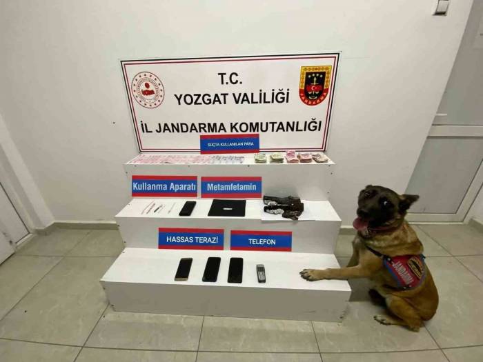 Uyuşturucu Maddeyi Sobada Yakmak İsterken Yakayı Ele Verdiler