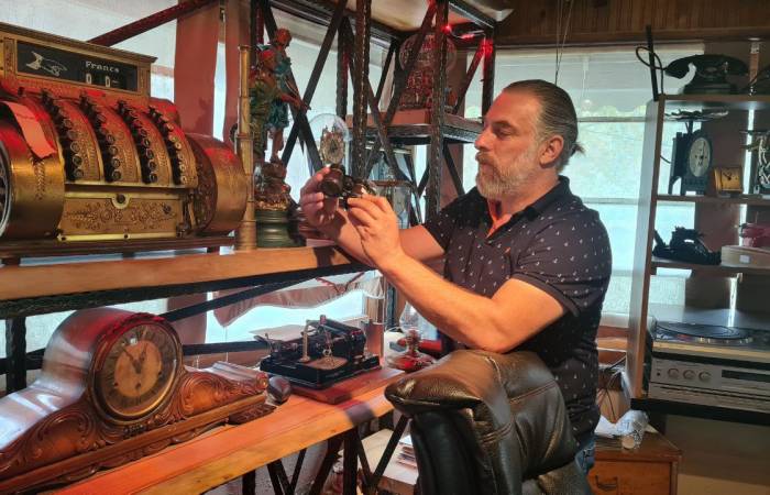 Topladığı Antikalarla İş Yerini Adeta Müzeye Dönüştürdü