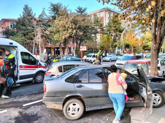 Zincirleme Kazada Biri Bebek 3 Kişi Yaralandı