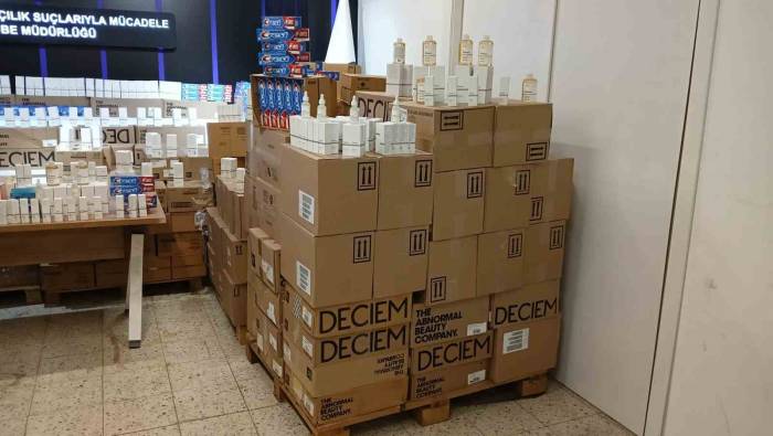 Ankara’da Ele Geçirilen 4 Milyon Liralık Kaçak Kozmetik Ürünler Emniyette Sergilendi