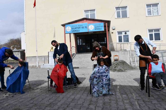 Gönüllü Kuaförler Köy Köy Dolaşıp Öğrencilerin Saç Bakımını Yapıyor