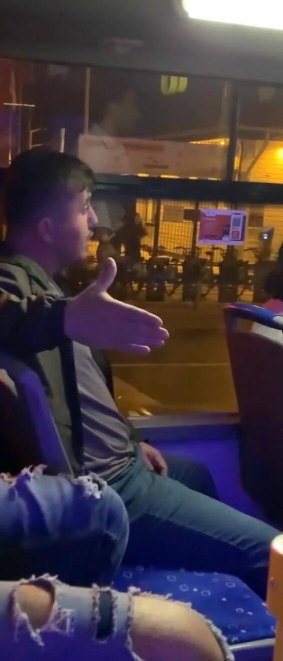 Bebek’te Otobüste ‘Sessiz Ol’ Tartışması Kamerada: “Paşa Paşa Taksiye Bin O Zaman”