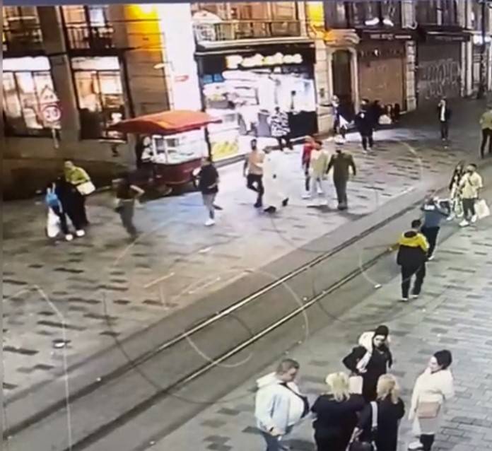 Taksim’de Film Gibi Olay Kamerada: “Robin Hood”um Diyerek Gasbettiği Paraları Dağıttı