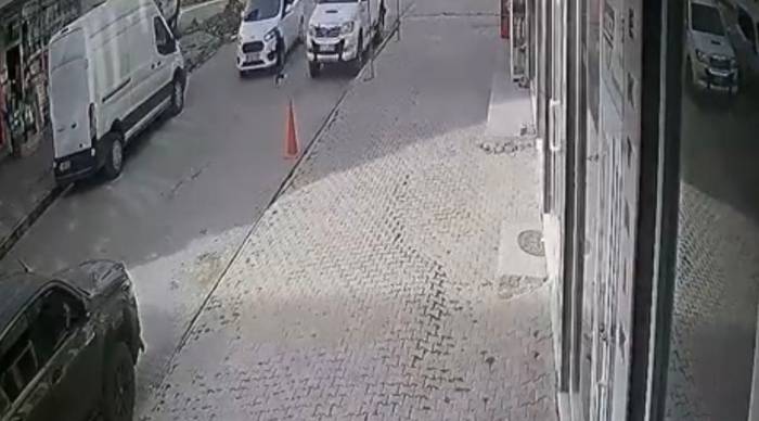 Aracın Altında Kalan Çocuğu Vatandaşlar Kurtardı