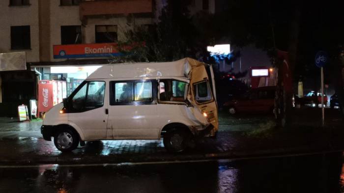 Trafik Işıklarında Duramayan Tır, Minibüse Çarptı