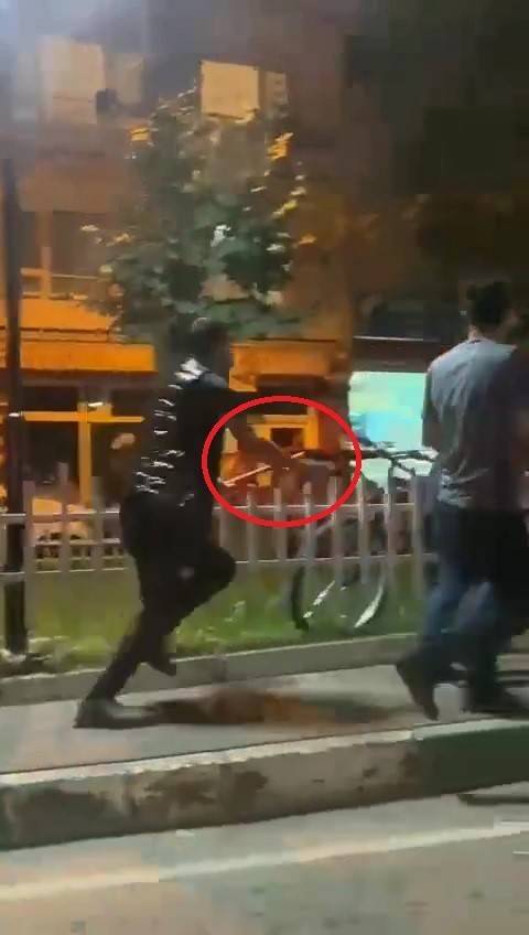 Yere Düşürdükleri Kişiyi Tekme Ve Sopalarla Darp Eden Şahıslar Tutuklandı