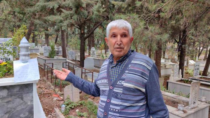 Babasının Mezarından Çiçek Çalan Hırsıza Not Bıraktı