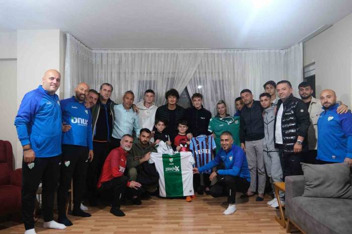 Bursaspor Kulübü, Yüzüne Biber Gazı Sıkılan Çocuğu Evinde Ziyaret Etti