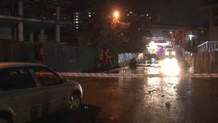 Çekmeköy’de Sağanak Nedeniyle 2 Araç Mahsur Kaldı