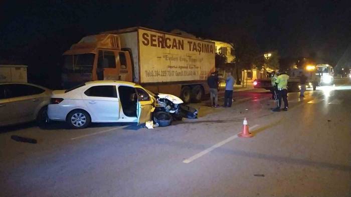 Kontrolden Çıkan Otomobil Park Halindeki Tır Ve Araçlara Çarptı