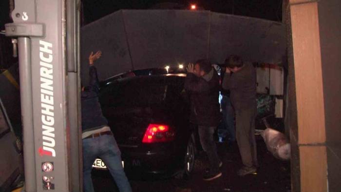 Ataşehir‘De Aracın Üzerine Fabrikanın Dış Cephesi Devrildi