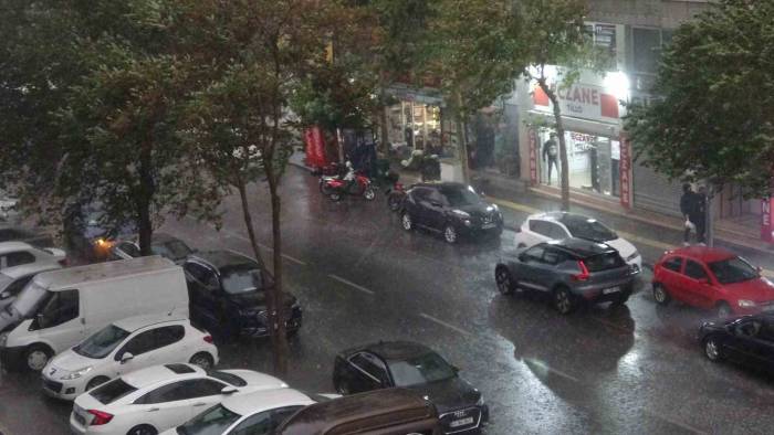 Meteoroloji Uyardı, Diyarbakır’da Sağanak Yağış Etkili Oldu