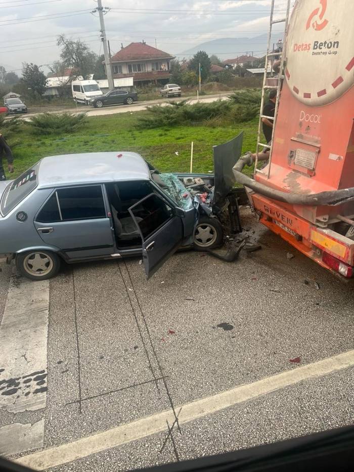 Otomobil Çekiciye Çarptı: 3 Yaralı
