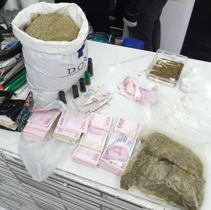 İzmir’de Eve Uyuşturucu Baskını: 2 Kilo Bonzai Ele Geçirildi
