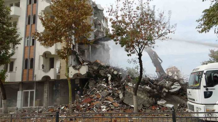 Malatya’da Ağır Hasarlı Binaların Yıkımı Sürüyor