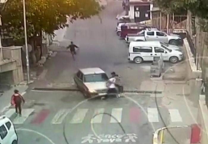 Freni Boşalan Otomobilin Gence Çarpma Anı Kameraya Yansıdı