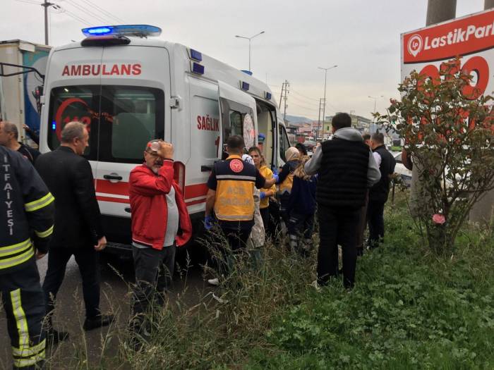 Tır Belediye Otobüsüne Çarptı : 9 Yaralı